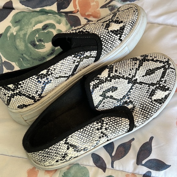 Womens Shoes - Picture 2 of 2